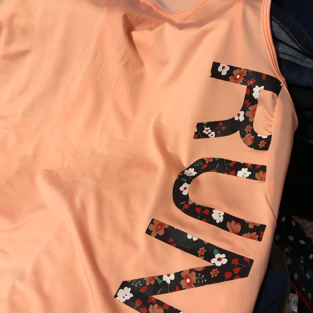 Sporty top , new,